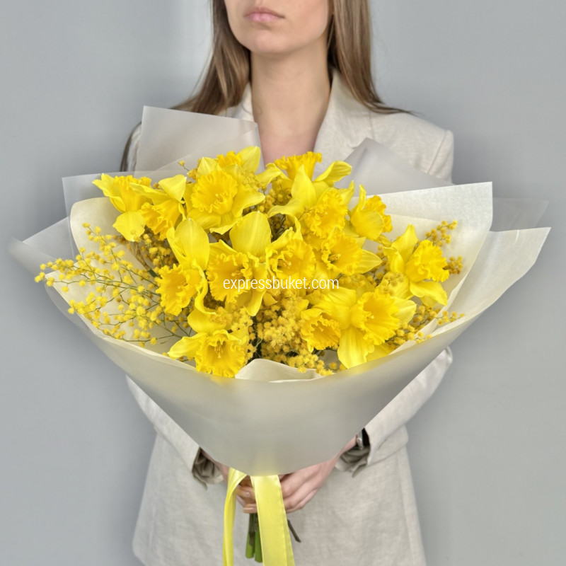 Букет с нарциссами и мимозой